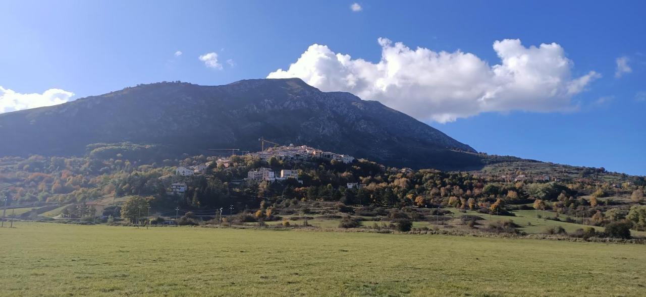 Апартаменты La Pigna Sbarazzina Рокка-ди-Камбио Экстерьер фото